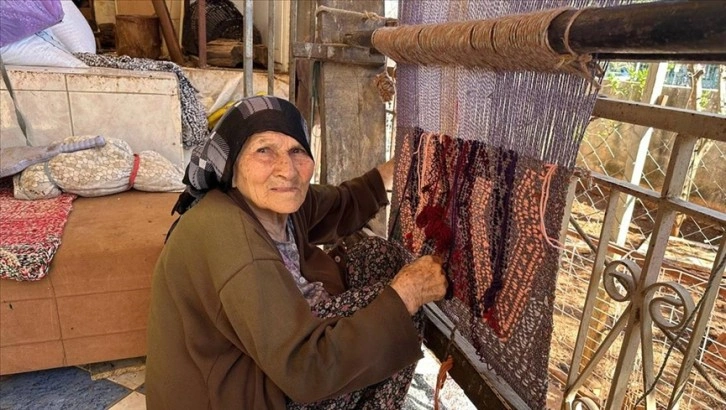 Ayşe nine, 80 yıldır evindeki tezgahta kilim dokuyor