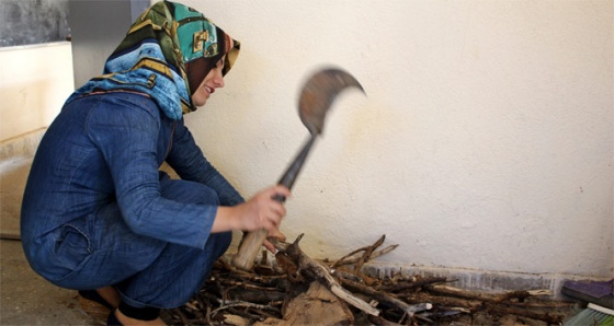 Ayşe öğretmen odun topluyor, sobayı yakıyor, sınıfları temizliyor
