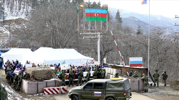 Azerbaycan'da STK'lerin eylem yaptığı Laçın koridorunu siviller kullanabiliyor