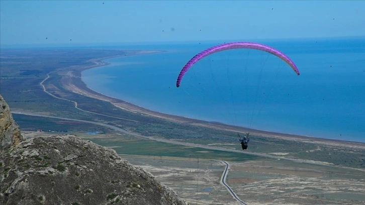 Azerbaycan'da yamaç paraşütü sporu yaygınlaşıyor