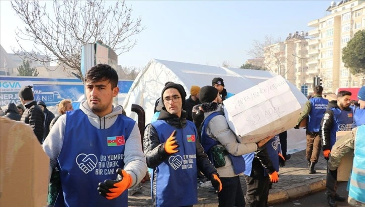 Azerbaycanlı gençlerden deprem bölgesine yardım eli