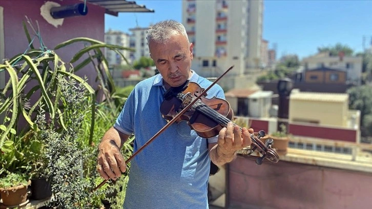 Azimle çalışıp keman çalmayı öğrenen görme engellinin hayali sahneye çıkmak