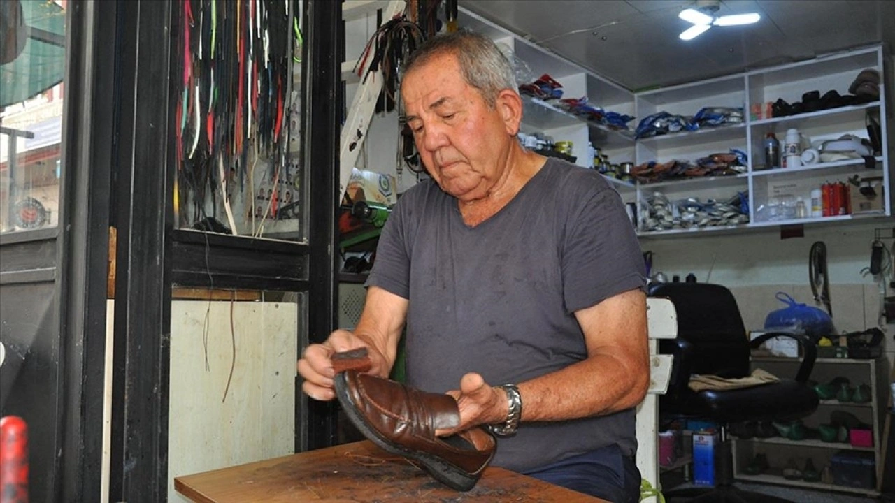 Baba mesleği ayakkabıcılığı 64 yıldır aynı dükkanda yaşatıyor