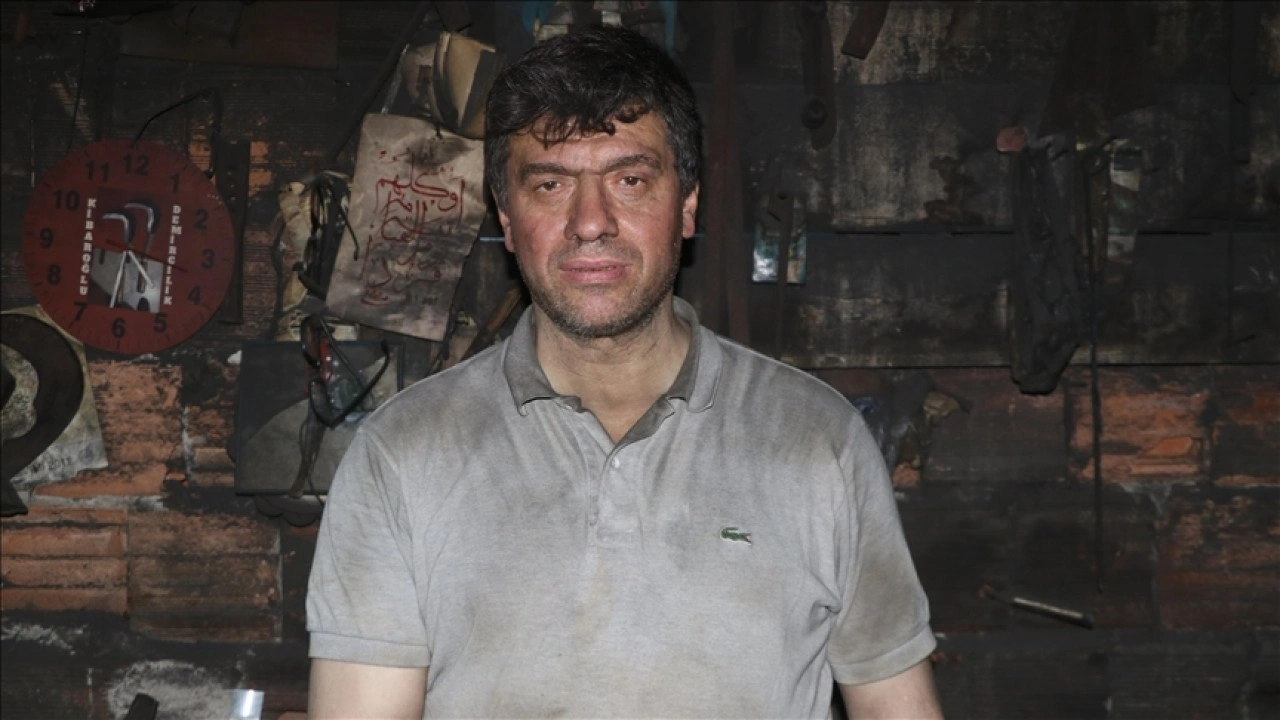 Baba mesleği demirciliği eşinin desteğiyle sürdürüyor