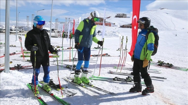 Babalarının antrenörlük yaptığı ikiz kayakçıların hedefi milli forma