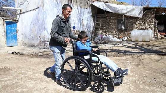 Babasının sırtında okula giden bedensel engelli Batuhan için yollar açılıyor