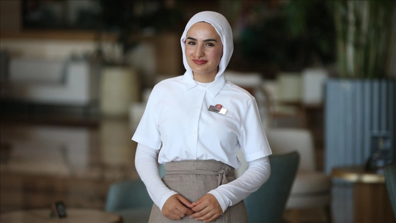 Babasının YKS çıkışında çiçekle karşıladığı öğrenci hayalindeki bölüme yerleşti