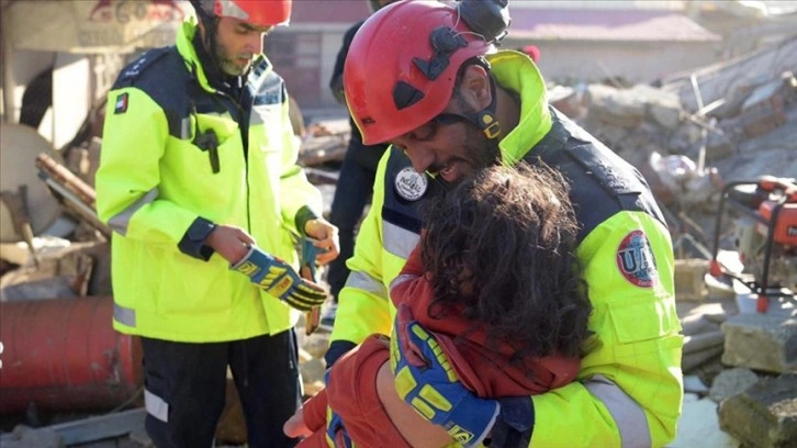 BAE arama kurtarma ekipleri 8 kişiyi enkazdan çıkardı