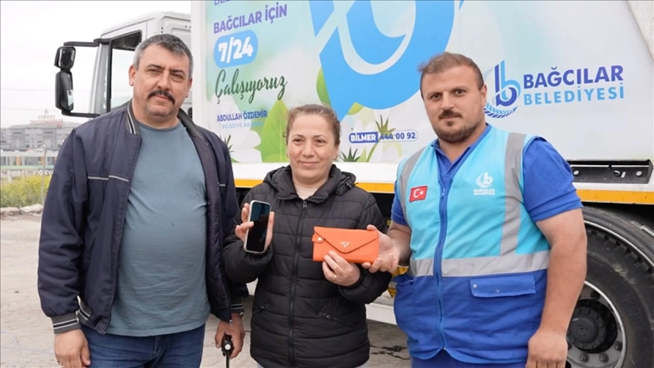 Bağcılar'da çöp konteynerine atılan çanta temizlik işçilerinin çabasıyla bulundu