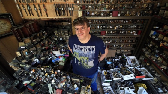 Bağdatlı saat tamircisi müzeyi andıran dükkanında 41 yıldır zamanı ayarlıyor