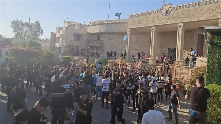 Bağdat’ta, Kur'an-ı Kerim yakılmasına tepki gösteren bir grup İsveç Büyükelçiliği'ni bastı