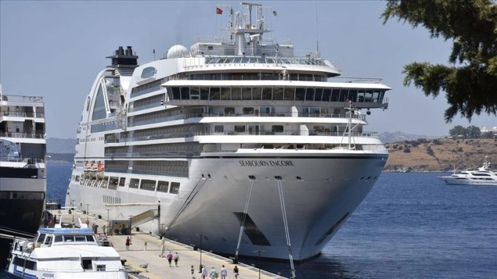 Bahama bandıralı kruvaziyer Seabourn Encore Bodrum'a yanaştırıldı