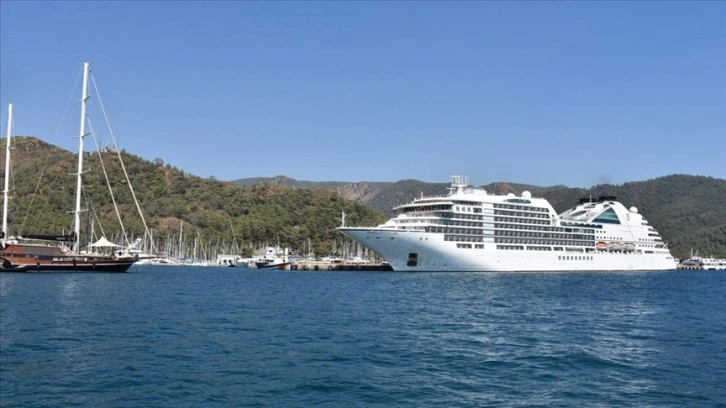 Bahama bandıralı kruvaziyer Seabourn Encore Marmaris'e yanaştırıldı