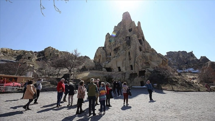 Bahar güneşinin yüzünü göstermesi Kapadokya'daki turistleri mutlu etti