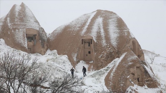 Baharda yağan kar Kapadokya&#039;da güzel görüntüler oluşturdu