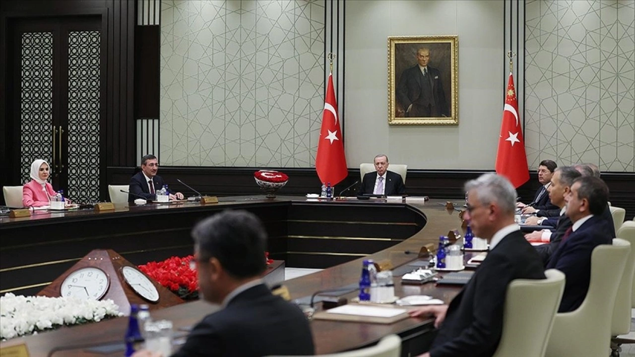 Bahçeli, Kabine Toplantısı'na "ay-yıldız" motifli 102 gül gönderdi