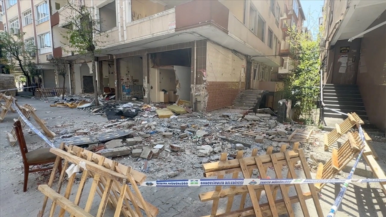 Bahçelievler'de çöken balkondan düşen taşın isabet ettiği kişi yaralandı