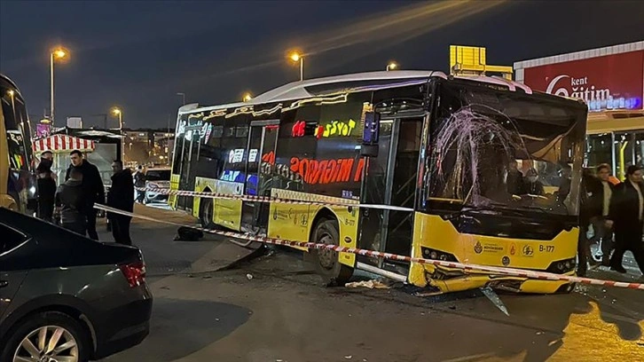 Bahçelievler'de İETT otobüsü durak önünde minibüse çarptı, 1 kişi öldü, 5 kişi yaralandı