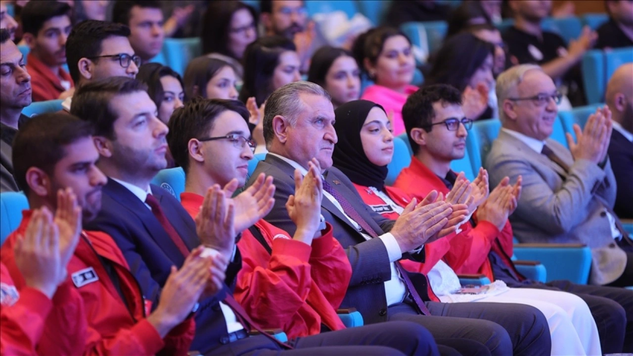 Bakan Bak, GSB Gençlik Merkezleri adına TEKNOFEST final yarışmalarına katılan gençlerle buluştu