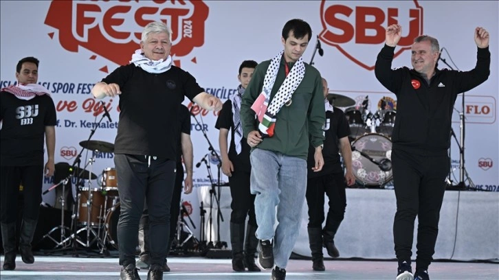 Bakan Bak’tan milli sporcu Necmettin Erbakan Akyüz ve Rektör Aydın ile 'dabke' dansı