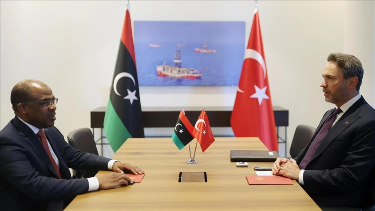 Bakan Bayraktar, Libya Petrol ve Gaz Bakanı Abdulsadek ile işbirliği imkanlarını görüştü