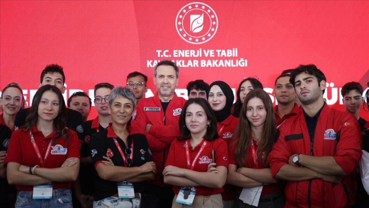 Bakan Bayraktar, TEKNOFEST İstanbul'da gençlerle buluştu