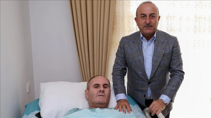 Bakan Çavuşoğlu'ndan şehit polis Sedat Gezer'in Mersin'deki ailesine ziyaret