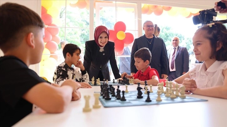 Bakan Göktaş, devlet himayesindeki çocuklara kitap okudu, onlarla satranç oynadı