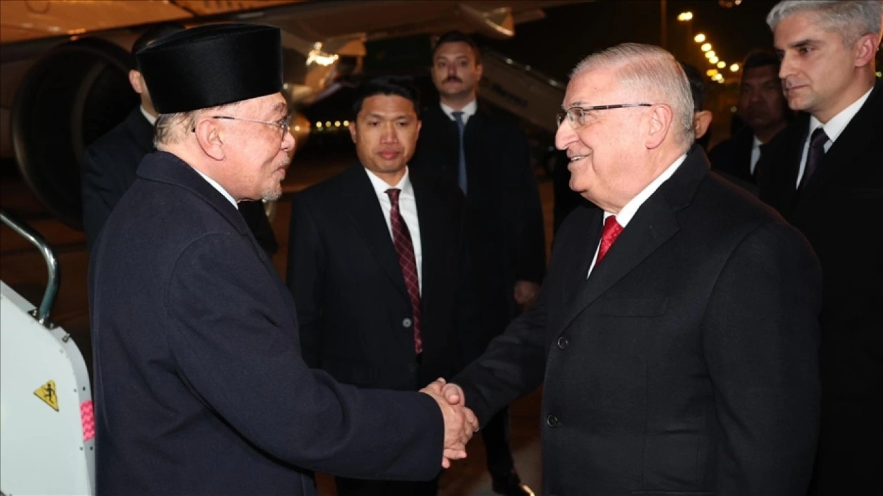 Bakan G&uuml;ler, Malezya Başbakanı Enver İbrahim'i karşıladı