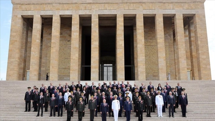 Bakan Güler, OYAK'ın 64'üncü genel kurulu dolayısıyla Anıtkabir'i ziyaret etti
