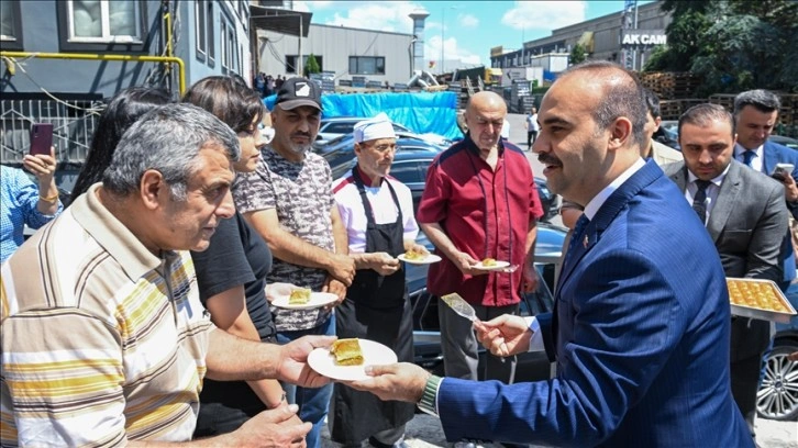 Bakan Kacır, İstanbul ve Kocaeli'de işçilerle bayramlaştı