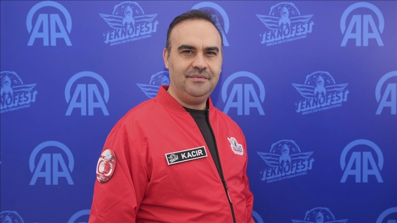Bakan Kacır, TEKNOFEST KKTC'de AA standını ziyaret etti