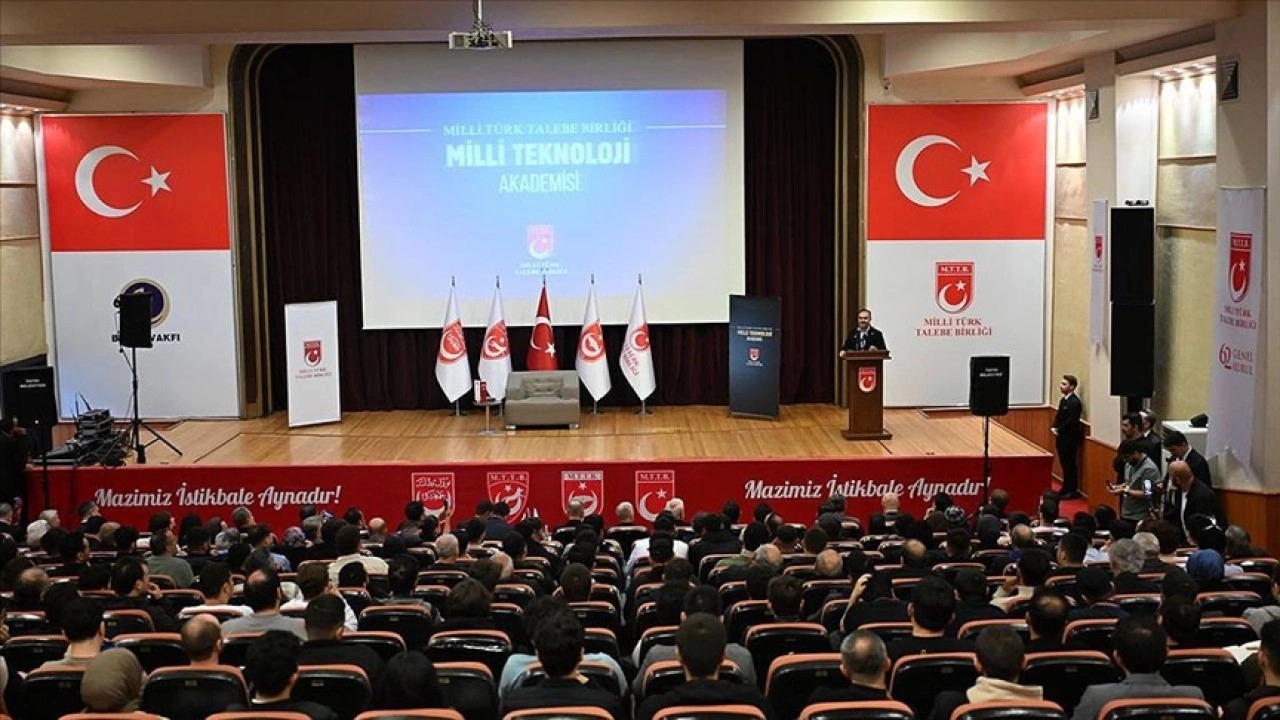 Bakan Kacır: Türk milletinin öz evlatları, gökyüzüne imzalarını attı