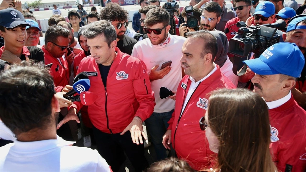 Bakan Kacır ve Selçuk Bayraktar, Robotaksi Binek Otonom Araç Yarışması'nda öğrencilerle buluştu