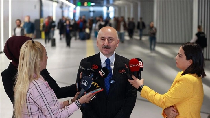 Bakan Karaismailoğlu, Ankara'ya giderken Sabiha Gökçen Havalimanı'na metroyla geldi