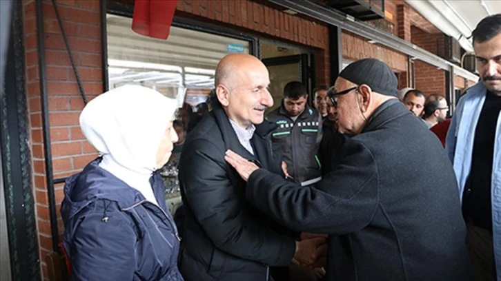 Bakan Karaismailoğlu, deprem bölgesinde ziyaretlerde bulundu
