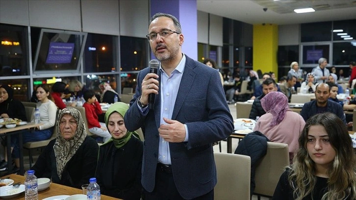 Bakan Kasapoğlu, Mersin'deki öğrenci yurdunda misafir edilen depremzedelerle iftar yaptı
