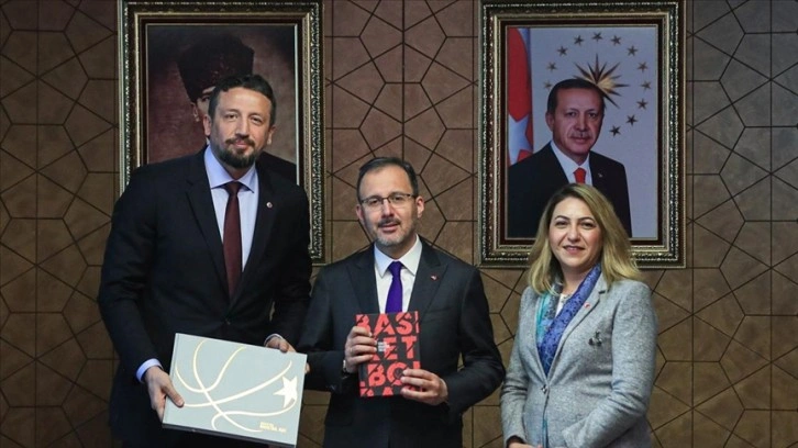 Bakan Kasapoğlu, Türkiye Basketbol Federasyonu Başkanı Türkoğlu'nu kabul etti