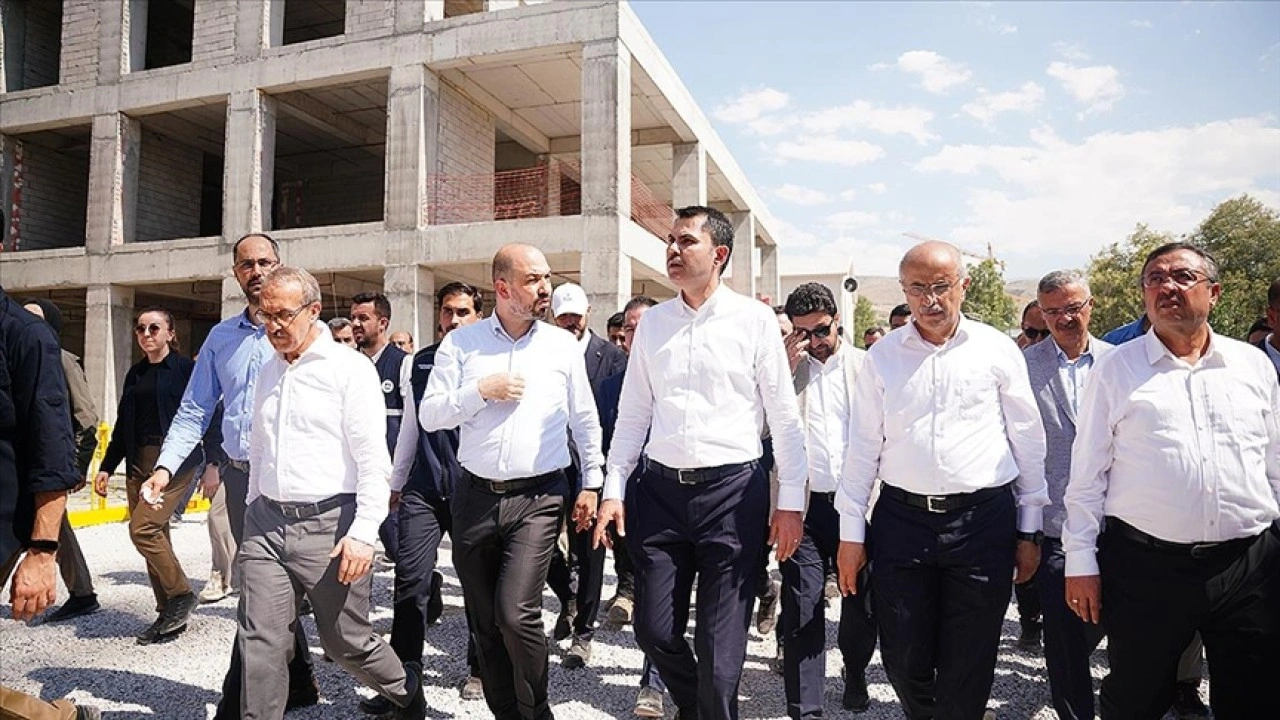 Bakan Kurum'dan Malatya'daki şantiyelere 24 saat çalışma talimatı
