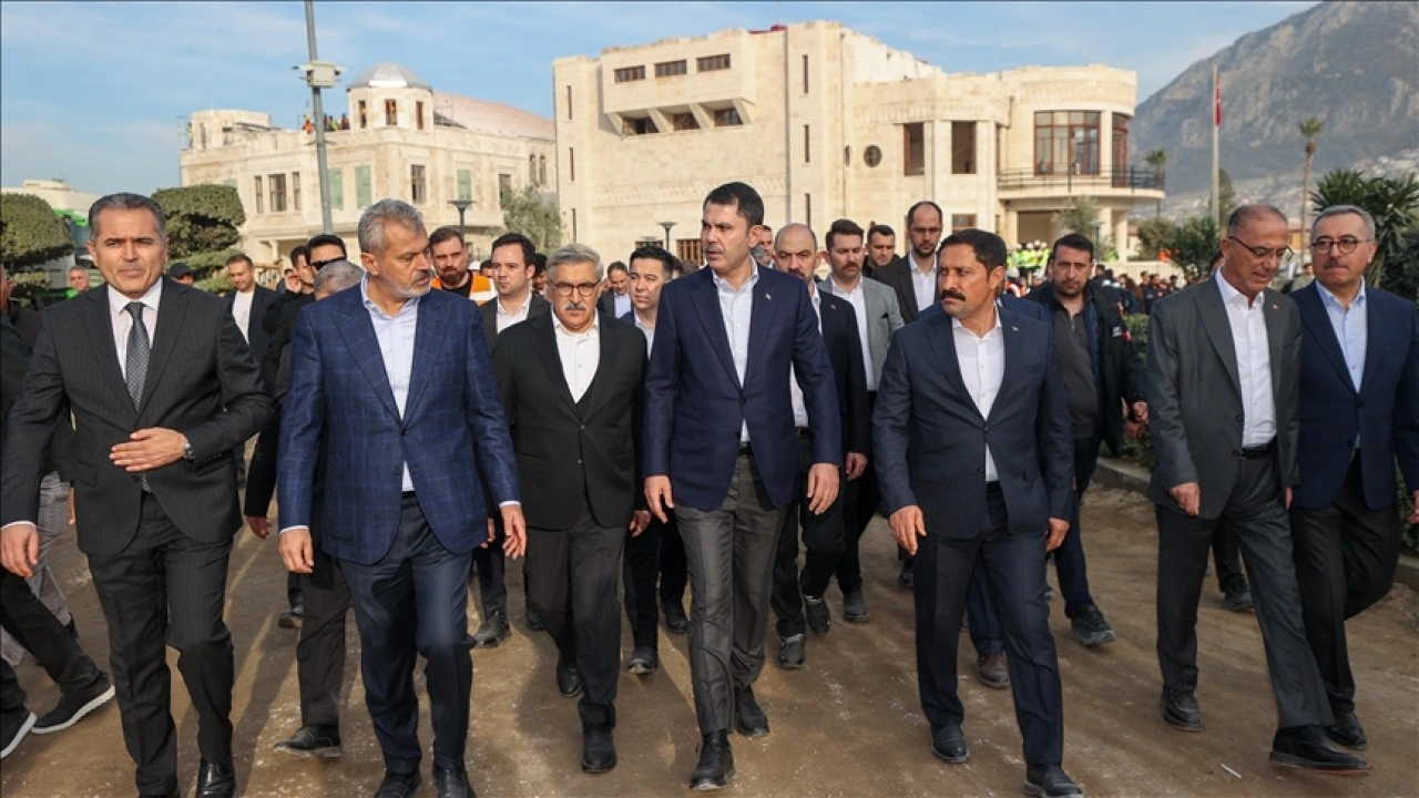 Bakan Kurum, Hatay'da, 455 bininci afet konutu teslimi &ouml;ncesi incelemelerde bulundu