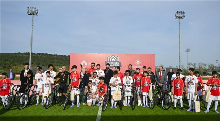 Bakan Murat Kurum ve ünlü futbolcular depremzede çocuklarla sahaya çıktı