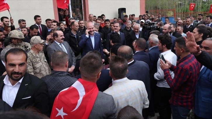 Bakan Soylu, Şemdinli Üzümkıran köyü sakinlerini Cumhurbaşkanı Erdoğan'la telefonda görüştürdü