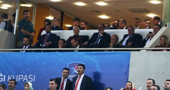 Bakan Soylu ve Başkan Ali Koç, Fenerbahçe - Anadolu Efes maçında