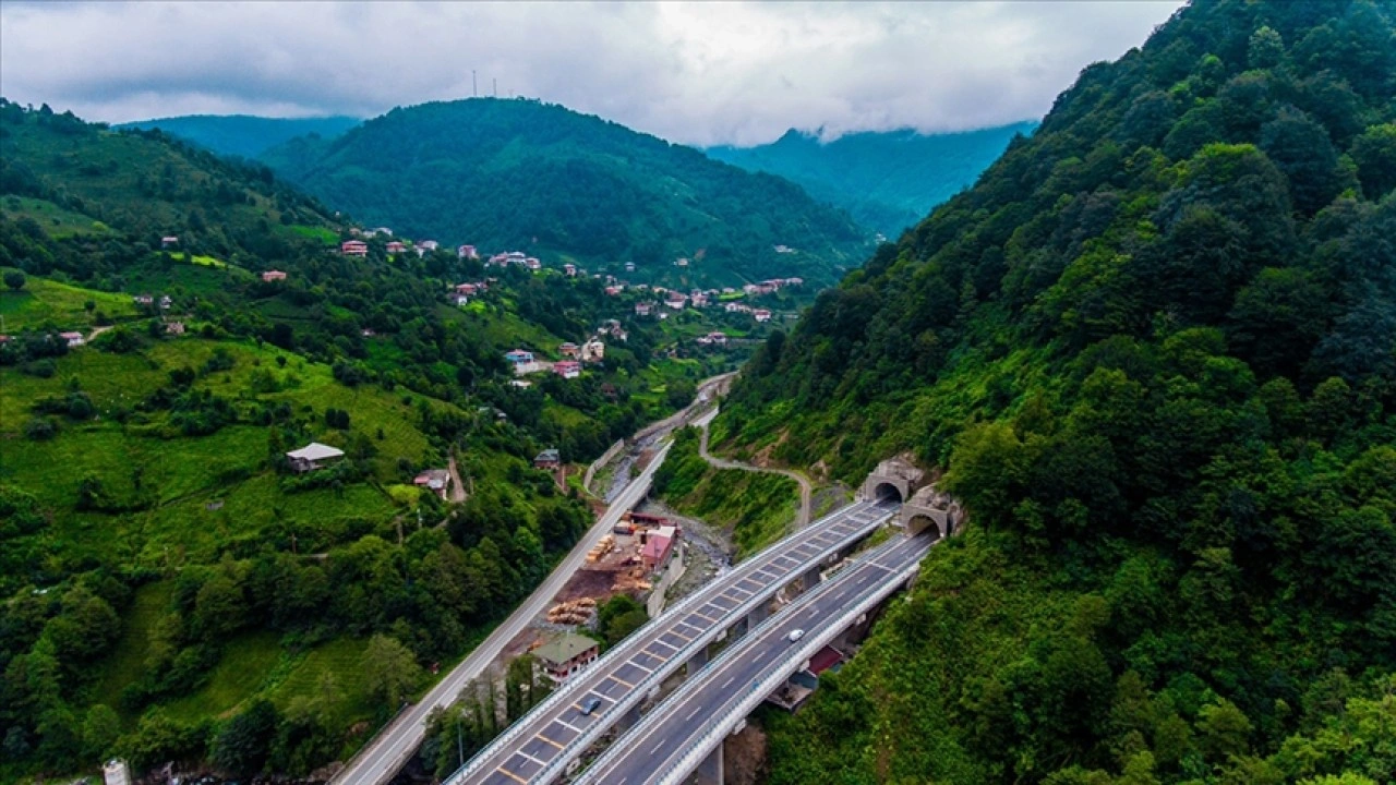 Bakan Uraloğlu, 23 yılda 740 kilometre uzunluğunda 430 yeni tünel inşa edildiğini bildirdi
