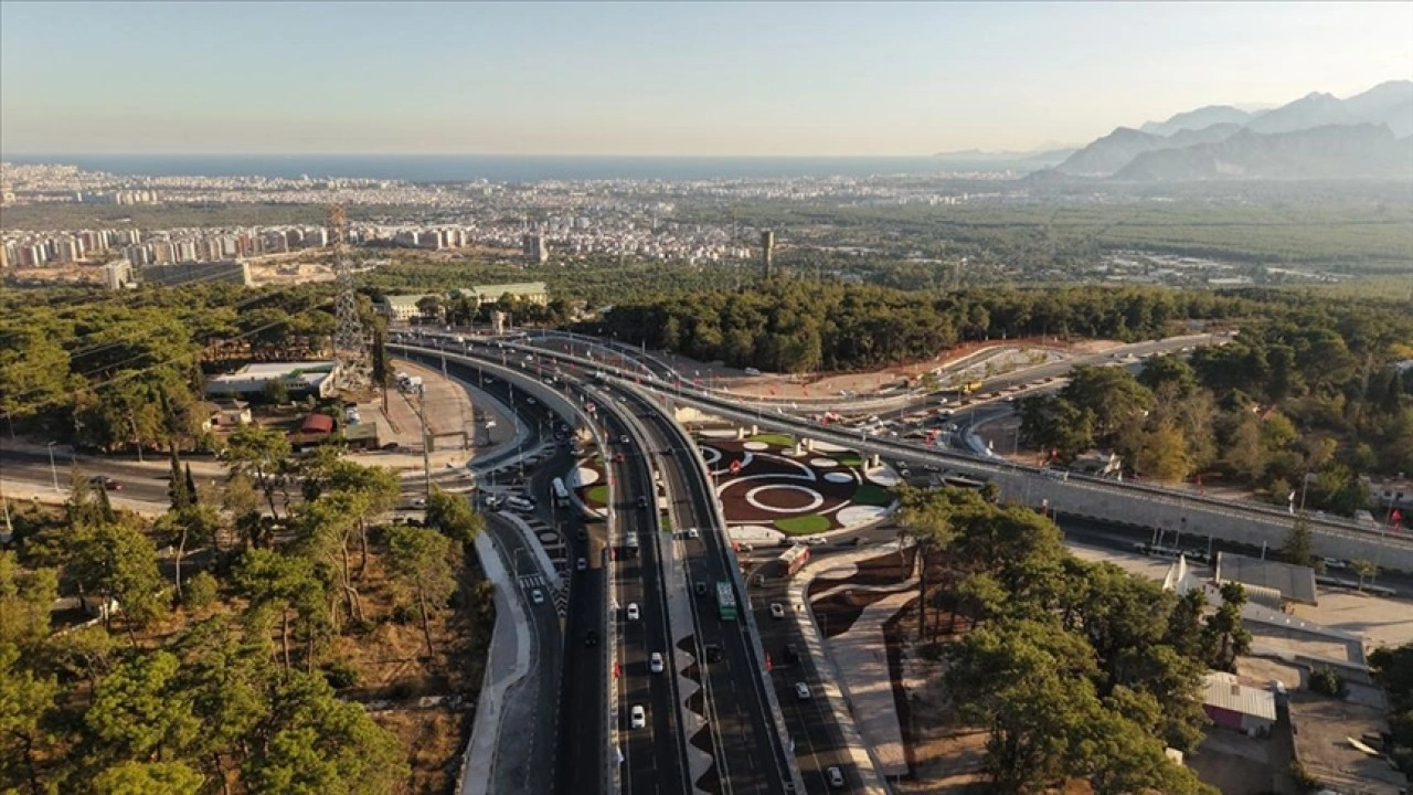 Bakan Uraloğlu: Kepezüstü Farklı Seviyeli Kavşağı ile bölgede trafik yoğunluğunu rahatlattık