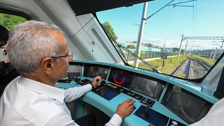 Bakan Uraloğlu: Milli Hızlı Tren'i yolcu taşımacılığına 2025'te kazandırmayı hedefliyoruz