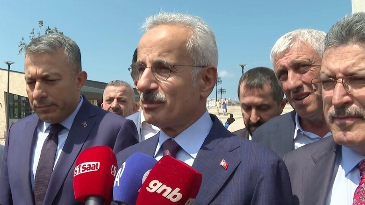 Bakan Uraloğlu, Trabzon'da raylı sistem projesinin temelinin eyl&uuml;lde atılacağını bildirdi