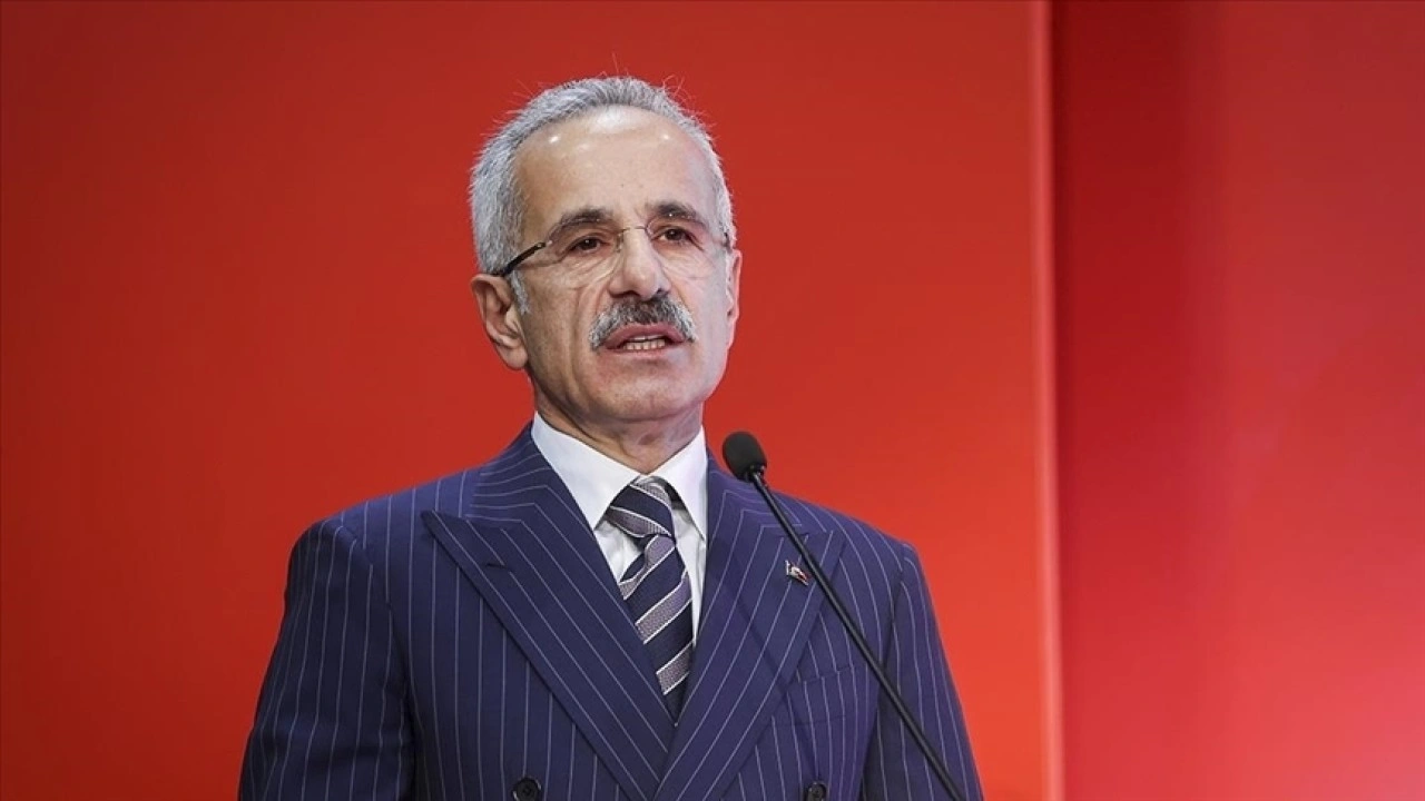Bakan Uraloğlu, Türkiye-İran hava yolu ulaşımının bugün kısmi olarak yeniden başlayacağını duyurdu