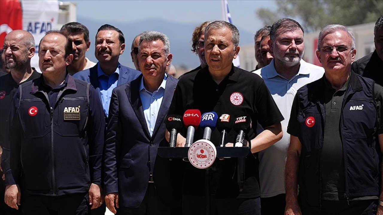 Bakan Yerlikaya, İzmir Ödemiş'te orman yangınından etkilenen mahalleleri ziyaret etti