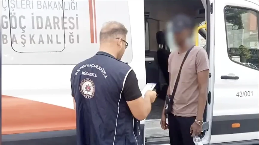 Bakan Yerlikaya: Ülke genelindeki denetimlerde 32 göçmen kaçakçılığı organizatörü yakalandı